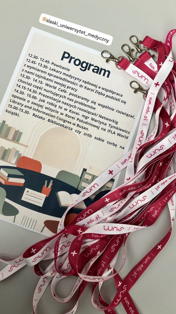 Program wydarzenia z logo Śląskiego Uniwersytetu Medycznego, umieszczony obok czerwono-białych smyczy identyfikatorowych z oznaczeniem SUM.